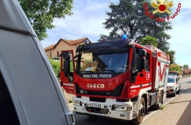 Schiacciato contro un muro dalla sua auto: ferito 45enne