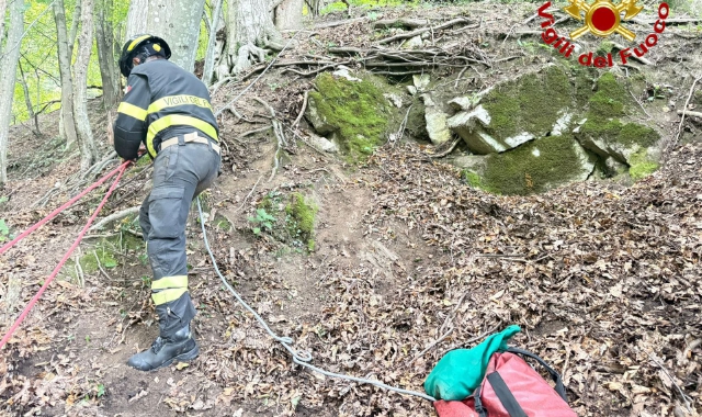 Bloccati nel greto di un torrente: li salvano i vigili del fuoco
