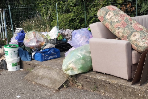 La minidiscarica davanti alle case popolari