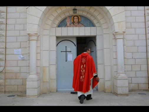 Raid su chiesa a Gaza, il Patriarcato conferma due morti