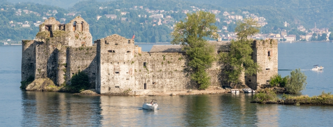Cannero, risplendono i castelli galleggianti