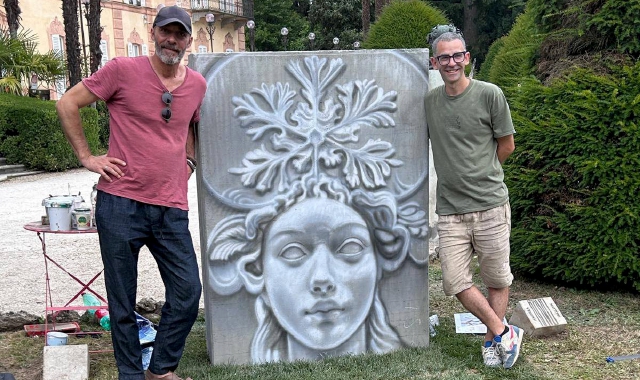 Max Laudadio e Andrea Ravo Mattoni con il primo totem nel parco di Villa Recalcati a Varese