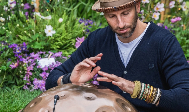Marco Selvaggio suona l’Handpan (foto Facebook)