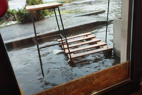Piove. E il bar diventa una piscina