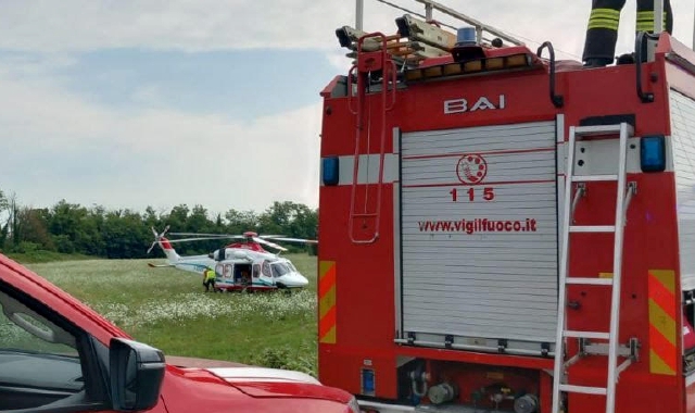 Sbalzato fuori dall’auto che poi gli carambola addosso: è grave