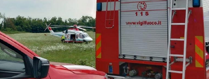 Sbalzato fuori dall’auto che poi gli carambola addosso: è grave