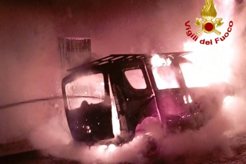 Fiamme nella notte: furgone incenerito a Cassano