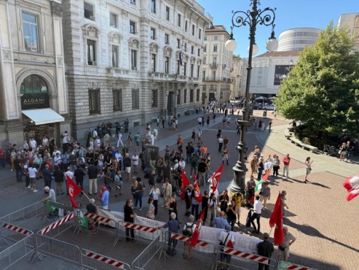 A Milano protesta in piazza Scala: 'La giunta Sala di dimetta'