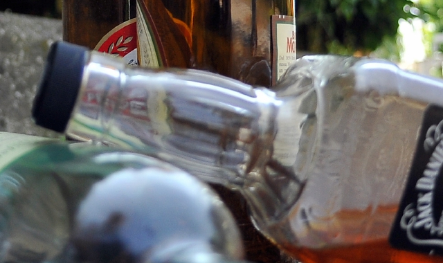 Falsificano documento per far festa coi superalcolici: denunciate