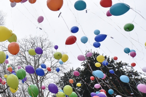 Palloncini, fiori e calze per riconquistare la ex