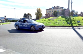 Pranza e se ne va. Ma dimentica lo smartphone