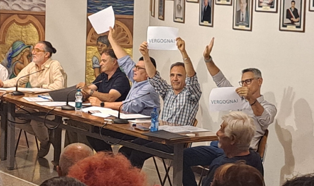 Sì alla vendita di Villa Colombo. E si scatena la protesta
