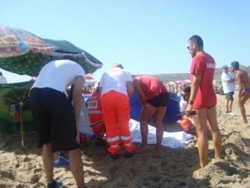 Malore in mare, 84enne muore in spiaggia nell'Oristanese