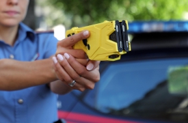 Ladro tenta la fuga, bloccato con il taser