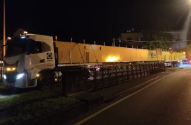 Un chilometro in retromarcia: trasporti eccezionali a Laveno
