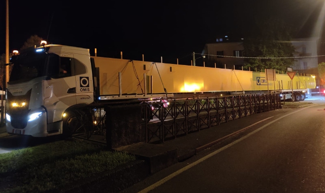 Un chilometro in retromarcia: trasporti eccezionali a Laveno