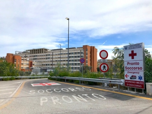 Scontro auto e pulmino, muore donna incinta, grave bimbo