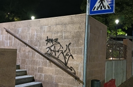 Vernice sulla scalinata per il Monumento ai Caduti