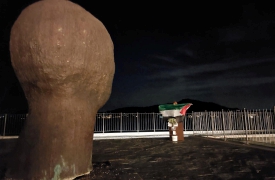 Ulivo e bandiera palestinese davanti alla statua della strage di Meina