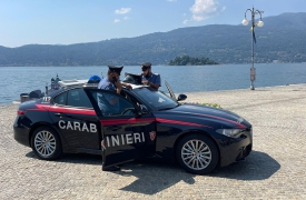 Nascosto dietro una porta per non farsi trovare, arrestato