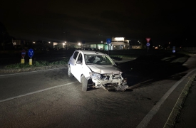“Vola” con l’auto sulla rotonda: era positivo all’alcol test
