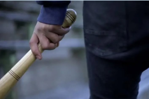 Difendono un’anziana: aggrediti a bastonate