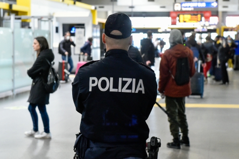 Ruba uno zaino a Malpensa, poi un orologio a Forte dei Marmi
