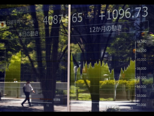 Borsa: Asia debole, giù il franco svizzero per i dazi