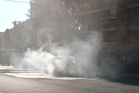 Busto Arsizio: auto in fiamme e gomme esplose