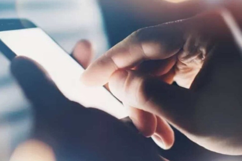 Si spaccia per donna in chat e truffa disabile