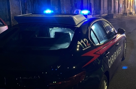 Danneggia l'auto della ex. E in casa ha droga