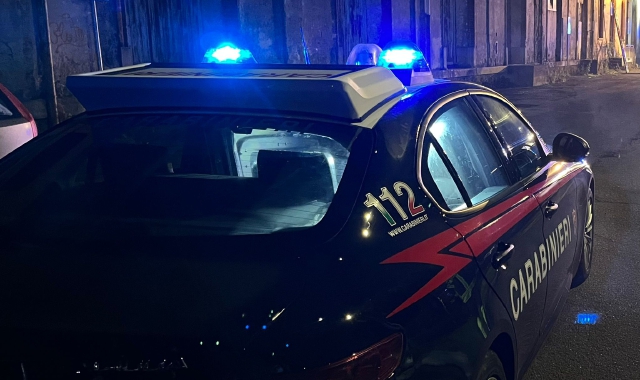 Danneggia l'auto della ex. E in casa ha droga