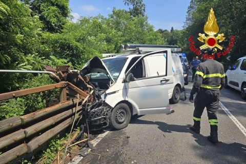 Furgone contro guard rail, due feriti