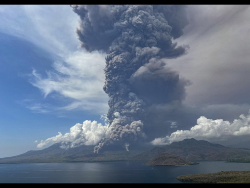 Erutta vulcano in Indonesia, colonna di cenere di 10 chilometri