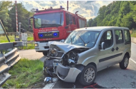 L’auto va fuori strada e finisce contro il guard rail