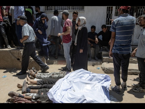 ++ Gaza, 21 palestinesi uccisi stamani, 12 cercavano cibo ++