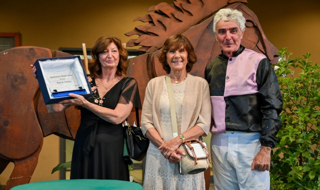 La premiazione: al centro l’editrice di Prealpina, Daniela Bramati, e a destra il fantino Graziano Pedersoli