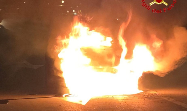 Cassano Magnago: veicolo in fiamme