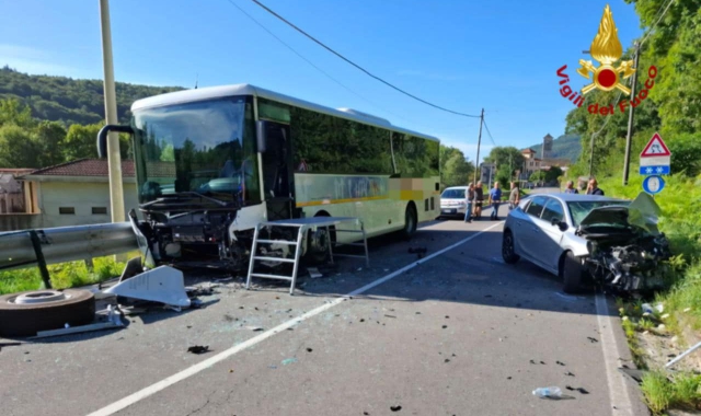 Scontro tra auto e bus: grave un 22enne