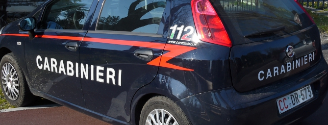 Tenta un furto davanti al supermercato: in manette