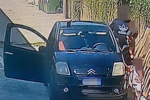 Va a rubare all’ex Mizar con i figli in braccio