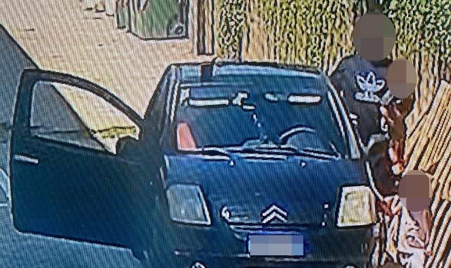 L’uomo filmato dalle telecamere poco dopo il suo arrivo al Mizar Park. Adesso è sospettato del furto, l’indagine è in corso (Agenzia Blitz)