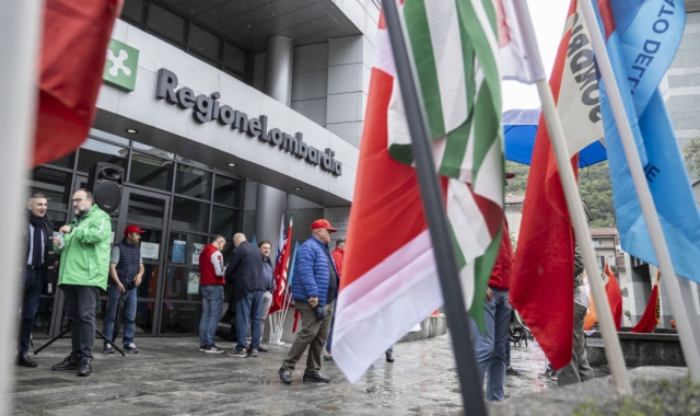 A lato una delle proteste di sindacati e frontalieri a Milano, davanti alla sede di Regione, per contestare l’introduzione della tassa sulla salute. Il provvedimento fa discutere da mesi e viene giudicato iniquo da chi risiede in Italia ma lavora oltre co