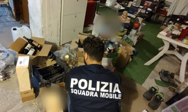 Furti in serie nei magazzini di Esselunga, dipendenti nei guai