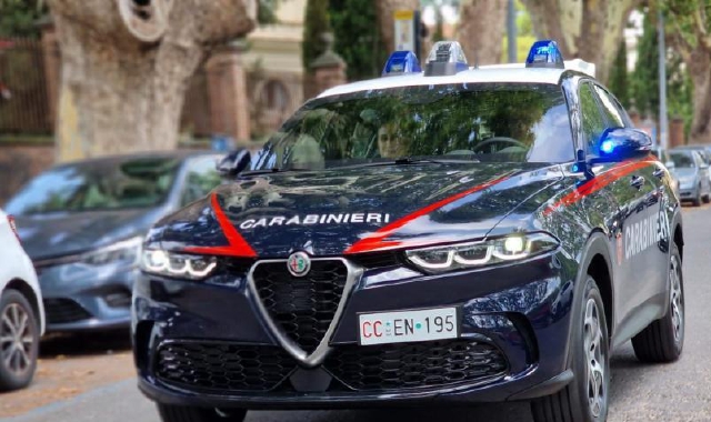 In Maserati con i figli a rubare un profumo