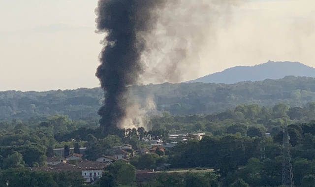 L’alta colonna di fumo nero che si è levata in cielo