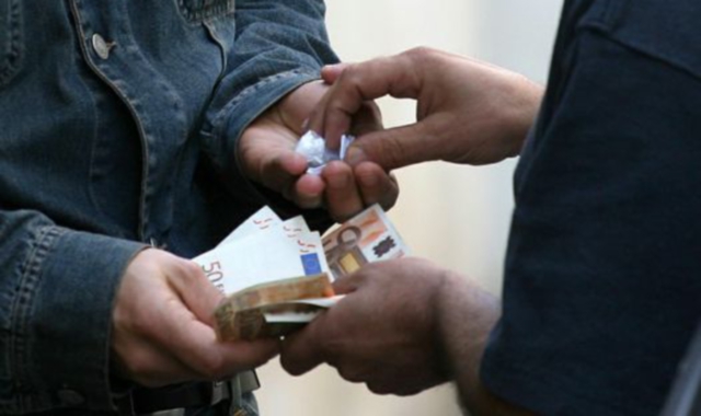 I ragazzi si trattenevano per pochi minuti, il tempo necessario per lo scambio (foto Archivio)