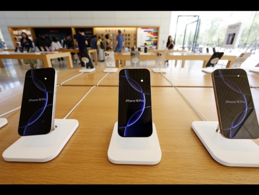 Trump-Apple annunceranno 100 miliardi investimenti in Usa