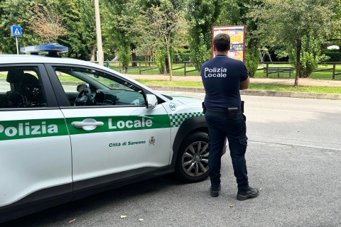 Ragazzi che fingono di farsi investire