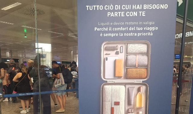 Uno dei cartelli posizionati nei due terminal di Malpensa per esortare a fare attenzione alle regole dei bagagli in questo momento di confusione